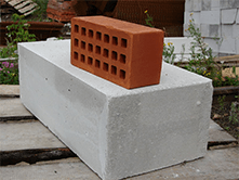 Преимущества автоклавного бетона перед кирпичом - Сравнение стройматериалов
